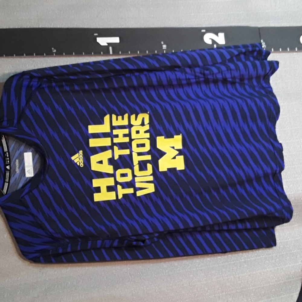R141 Adidas - Picture 1 of 3